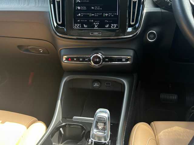 ボルボ ＸＣ４０ T4 AWD インスクリプション 茨城県 2020(令2)年 1.3万km 青 インテリセーフ /ACC /LKA /BSM /harman/kardon /純正ナビ /360度カメラ /フルセグ /BT /CarPlay /茶革 /シートヒーター /パワーシート /ステアリングヒーター /ワイヤレス充電 /LED /ETC /ルーフ /ドラレコ /禁煙車