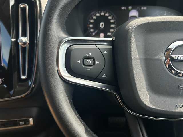 ボルボ ＸＣ４０ T4 AWD インスクリプション 茨城県 2020(令2)年 1.3万km 青 インテリセーフ /ACC /LKA /BSM /harman/kardon /純正ナビ /360度カメラ /フルセグ /BT /CarPlay /茶革 /シートヒーター /パワーシート /ステアリングヒーター /ワイヤレス充電 /LED /ETC /ルーフ /ドラレコ /禁煙車