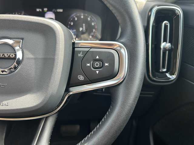 ボルボ ＸＣ４０ T4 AWD インスクリプション 茨城県 2020(令2)年 1.3万km 青 インテリセーフ /ACC /LKA /BSM /harman/kardon /純正ナビ /360度カメラ /フルセグ /BT /CarPlay /茶革 /シートヒーター /パワーシート /ステアリングヒーター /ワイヤレス充電 /LED /ETC /ルーフ /ドラレコ /禁煙車