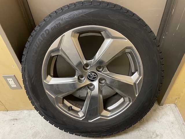 トヨタ ＲＡＶ４ ハイブリットG 青森県 2021(令3)年 6.5万km グレーメタリック ワンオーナー/黒レザーシート/プリクラッシュセーフティ/アダプティブクルーズコントロール/オートマチックハイビーム/BSM/クリアランスソナー/純正エンジンスターター/LEDヘッドライト/純正ディスプレイオーディオ(BT/ラジオ)/全方位カメラ/寒冷地仕様/フォグライト/リヤフォグライト/ステアリングヒーター/シートヒーター(D/N)/パワーシート(D席)/パワーパックドア/ビルトインETC/ドライブレコーダー(前後)/電動格納ミラー/RAYS(225/60/18)夏タイヤ/純正AW(225/60/18)冬タイヤ積込み/新車時保証書/取扱説明書