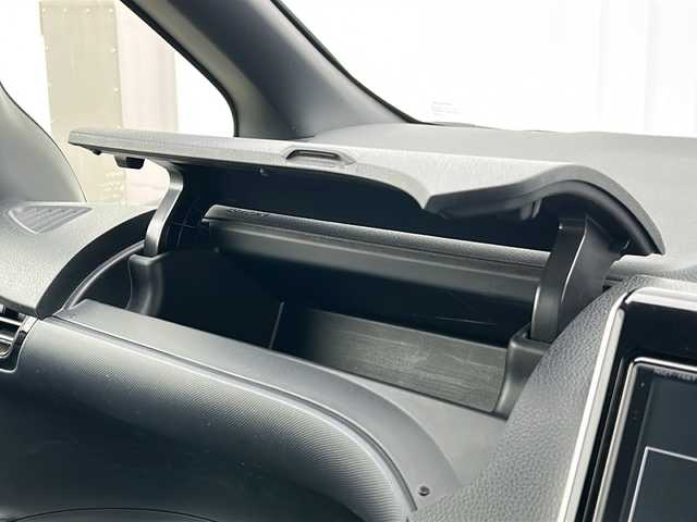 トヨタ ヴォクシー ZS 煌Ⅱ 三重県 2016(平28)年 4.1万km ブラック 純正9型ナビ /バックカメラ /両側パワースライドドア/スペアキー /ビルトインETC /レーンキープアシスト /衝突軽減ブレーキ/ウォークスルー /オートハイビーム /オートライト /フロアマット /リヤサンシェード /電動格納ミラー /禁煙車
