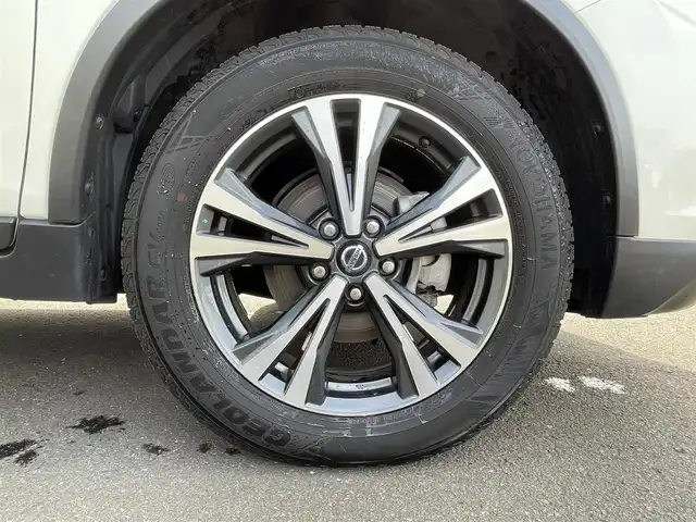 日産 エクストレイル 道央・札幌 2019(平31)年 7.9万km ブリリアントホワイトパール ・4WD/・社外SDナビ/USB・BT・DVD/・社外AW付冬タイヤ/・フルセグＴＶ/・ミュージックサーバー/・ミュージックプレイヤー接続（iPod・AUX）/・ＵＳＢ接続/・全方位車外カメラ/・追従機能付クルーズコントロール/・ダウンヒルアシストコントロール/・オートブレーキホールド/・デジタルインナーミラー/・ビルトインＥＴＣ/・純正エンジンスターター/・電動格納ミラー/・エンジンスタートボタン/・スマートキー/・スペアキー/・保証書/・取扱説明書