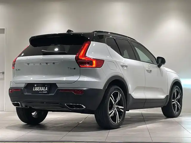 ボルボ ＸＣ４０ T5 AWD Rデザイン 愛知県 2018(平30)年 2.8万km クリスタルホワイトP ハーマンカードンサウンド　/Ｌａｖａオレンジカラーフロアカーペット＆ドア内張り　/１９インチ５ダブルスポークAW/純正ナビ　/Ｂｌｕｅｔｏｏｔｈ　/３６０度カメラ　/フルセグTV/ACC/LKA/LDW/BSM/CTA/ハーフレザー/パワーシート　/シートヒーター　/ＥＴＣ/パワートランク/パドルシフト/LEDヘッドライト/プッシュスタート/ウィンカーミラー/アイドリングストップ