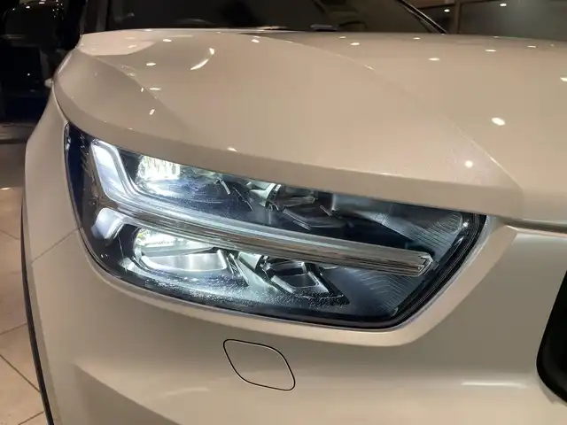 ボルボ ＸＣ４０ T5 AWD Rデザイン 愛知県 2018(平30)年 2.8万km クリスタルホワイトP ハーマンカードンサウンド　/Ｌａｖａオレンジカラーフロアカーペット＆ドア内張り　/１９インチ５ダブルスポークAW/純正ナビ　/Ｂｌｕｅｔｏｏｔｈ　/３６０度カメラ　/フルセグTV/ACC/LKA/LDW/BSM/CTA/ハーフレザー/パワーシート　/シートヒーター　/ＥＴＣ/パワートランク/パドルシフト/LEDヘッドライト/プッシュスタート/ウィンカーミラー/アイドリングストップ