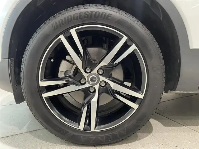 ボルボ ＸＣ４０ T5 AWD Rデザイン 愛知県 2018(平30)年 2.8万km クリスタルホワイトP ハーマンカードンサウンド　/Ｌａｖａオレンジカラーフロアカーペット＆ドア内張り　/１９インチ５ダブルスポークAW/純正ナビ　/Ｂｌｕｅｔｏｏｔｈ　/３６０度カメラ　/フルセグTV/ACC/LKA/LDW/BSM/CTA/ハーフレザー/パワーシート　/シートヒーター　/ＥＴＣ/パワートランク/パドルシフト/LEDヘッドライト/プッシュスタート/ウィンカーミラー/アイドリングストップ