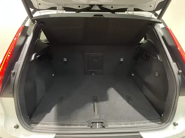 ボルボ ＸＣ４０ T5 AWD Rデザイン 愛知県 2018(平30)年 2.8万km クリスタルホワイトP ハーマンカードンサウンド　/Ｌａｖａオレンジカラーフロアカーペット＆ドア内張り　/１９インチ５ダブルスポークAW/純正ナビ　/Ｂｌｕｅｔｏｏｔｈ　/３６０度カメラ　/フルセグTV/ACC/LKA/LDW/BSM/CTA/ハーフレザー/パワーシート　/シートヒーター　/ＥＴＣ/パワートランク/パドルシフト/LEDヘッドライト/プッシュスタート/ウィンカーミラー/アイドリングストップ