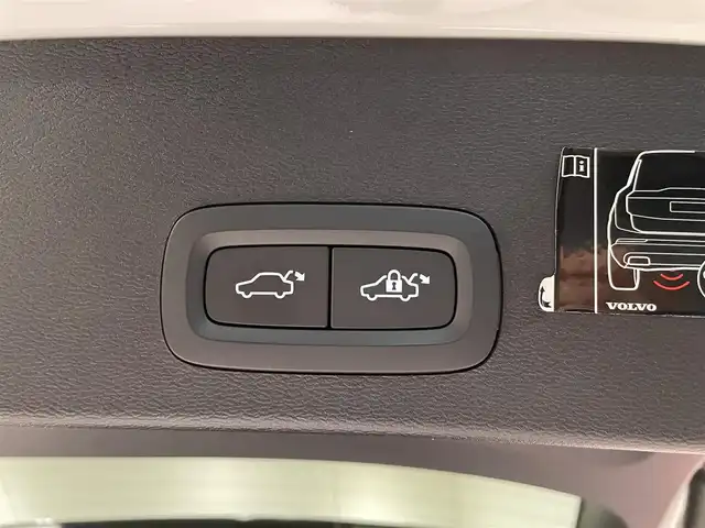 ボルボ ＸＣ４０ T5 AWD Rデザイン 愛知県 2018(平30)年 2.8万km クリスタルホワイトP ハーマンカードンサウンド　/Ｌａｖａオレンジカラーフロアカーペット＆ドア内張り　/１９インチ５ダブルスポークAW/純正ナビ　/Ｂｌｕｅｔｏｏｔｈ　/３６０度カメラ　/フルセグTV/ACC/LKA/LDW/BSM/CTA/ハーフレザー/パワーシート　/シートヒーター　/ＥＴＣ/パワートランク/パドルシフト/LEDヘッドライト/プッシュスタート/ウィンカーミラー/アイドリングストップ
