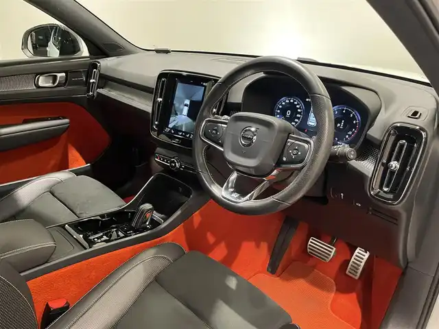 ボルボ ＸＣ４０ T5 AWD Rデザイン 愛知県 2018(平30)年 2.8万km クリスタルホワイトP ハーマンカードンサウンド　/Ｌａｖａオレンジカラーフロアカーペット＆ドア内張り　/１９インチ５ダブルスポークAW/純正ナビ　/Ｂｌｕｅｔｏｏｔｈ　/３６０度カメラ　/フルセグTV/ACC/LKA/LDW/BSM/CTA/ハーフレザー/パワーシート　/シートヒーター　/ＥＴＣ/パワートランク/パドルシフト/LEDヘッドライト/プッシュスタート/ウィンカーミラー/アイドリングストップ