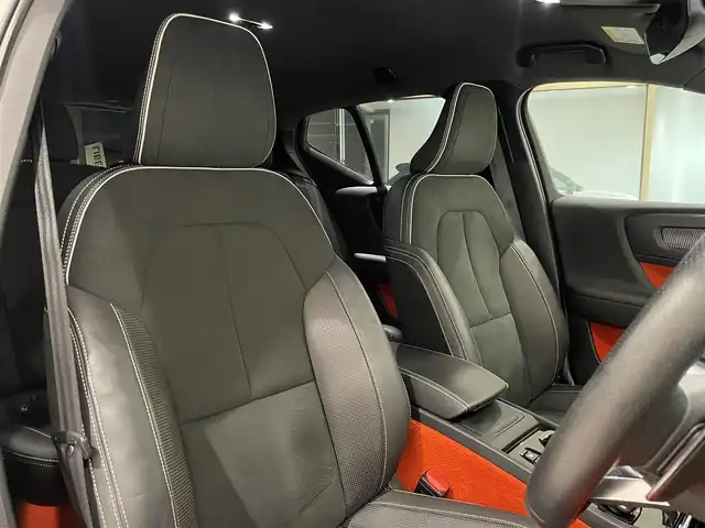 ボルボ ＸＣ４０ T5 AWD Rデザイン 愛知県 2018(平30)年 2.8万km クリスタルホワイトP ハーマンカードンサウンド　/Ｌａｖａオレンジカラーフロアカーペット＆ドア内張り　/１９インチ５ダブルスポークAW/純正ナビ　/Ｂｌｕｅｔｏｏｔｈ　/３６０度カメラ　/フルセグTV/ACC/LKA/LDW/BSM/CTA/ハーフレザー/パワーシート　/シートヒーター　/ＥＴＣ/パワートランク/パドルシフト/LEDヘッドライト/プッシュスタート/ウィンカーミラー/アイドリングストップ