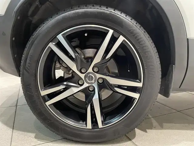 ボルボ ＸＣ４０ T5 AWD Rデザイン 愛知県 2018(平30)年 2.8万km クリスタルホワイトP ハーマンカードンサウンド　/Ｌａｖａオレンジカラーフロアカーペット＆ドア内張り　/１９インチ５ダブルスポークAW/純正ナビ　/Ｂｌｕｅｔｏｏｔｈ　/３６０度カメラ　/フルセグTV/ACC/LKA/LDW/BSM/CTA/ハーフレザー/パワーシート　/シートヒーター　/ＥＴＣ/パワートランク/パドルシフト/LEDヘッドライト/プッシュスタート/ウィンカーミラー/アイドリングストップ