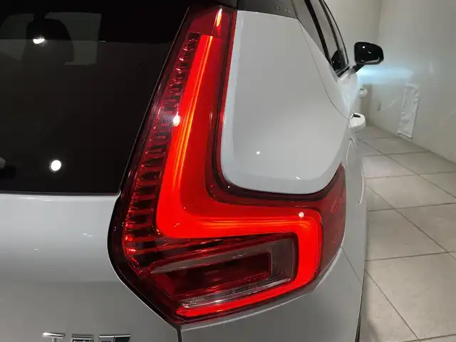 ボルボ ＸＣ４０ T5 AWD Rデザイン 愛知県 2018(平30)年 2.8万km クリスタルホワイトP ハーマンカードンサウンド　/Ｌａｖａオレンジカラーフロアカーペット＆ドア内張り　/１９インチ５ダブルスポークAW/純正ナビ　/Ｂｌｕｅｔｏｏｔｈ　/３６０度カメラ　/フルセグTV/ACC/LKA/LDW/BSM/CTA/ハーフレザー/パワーシート　/シートヒーター　/ＥＴＣ/パワートランク/パドルシフト/LEDヘッドライト/プッシュスタート/ウィンカーミラー/アイドリングストップ