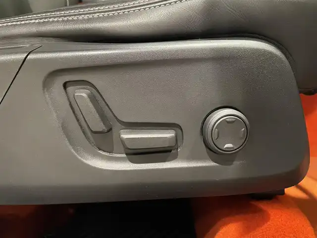 ボルボ ＸＣ４０ T5 AWD Rデザイン 愛知県 2018(平30)年 2.8万km クリスタルホワイトP ハーマンカードンサウンド　/Ｌａｖａオレンジカラーフロアカーペット＆ドア内張り　/１９インチ５ダブルスポークAW/純正ナビ　/Ｂｌｕｅｔｏｏｔｈ　/３６０度カメラ　/フルセグTV/ACC/LKA/LDW/BSM/CTA/ハーフレザー/パワーシート　/シートヒーター　/ＥＴＣ/パワートランク/パドルシフト/LEDヘッドライト/プッシュスタート/ウィンカーミラー/アイドリングストップ