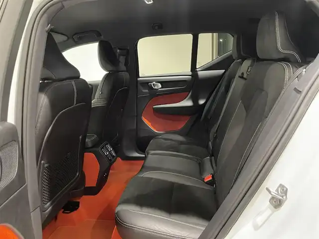 ボルボ ＸＣ４０ T5 AWD Rデザイン 愛知県 2018(平30)年 2.8万km クリスタルホワイトP ハーマンカードンサウンド　/Ｌａｖａオレンジカラーフロアカーペット＆ドア内張り　/１９インチ５ダブルスポークAW/純正ナビ　/Ｂｌｕｅｔｏｏｔｈ　/３６０度カメラ　/フルセグTV/ACC/LKA/LDW/BSM/CTA/ハーフレザー/パワーシート　/シートヒーター　/ＥＴＣ/パワートランク/パドルシフト/LEDヘッドライト/プッシュスタート/ウィンカーミラー/アイドリングストップ