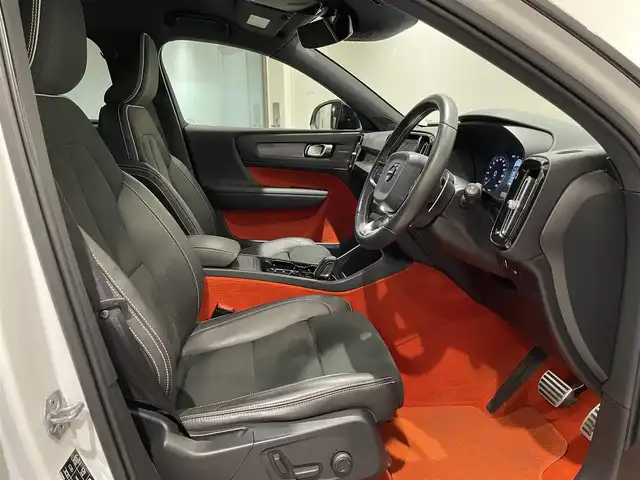 ボルボ ＸＣ４０ T5 AWD Rデザイン 愛知県 2018(平30)年 2.8万km クリスタルホワイトP ハーマンカードンサウンド　/Ｌａｖａオレンジカラーフロアカーペット＆ドア内張り　/１９インチ５ダブルスポークAW/純正ナビ　/Ｂｌｕｅｔｏｏｔｈ　/３６０度カメラ　/フルセグTV/ACC/LKA/LDW/BSM/CTA/ハーフレザー/パワーシート　/シートヒーター　/ＥＴＣ/パワートランク/パドルシフト/LEDヘッドライト/プッシュスタート/ウィンカーミラー/アイドリングストップ