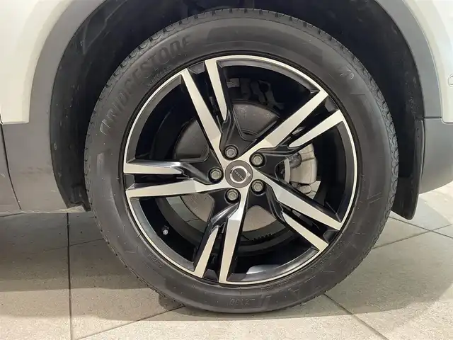 ボルボ ＸＣ４０ T5 AWD Rデザイン 愛知県 2018(平30)年 2.8万km クリスタルホワイトP ハーマンカードンサウンド　/Ｌａｖａオレンジカラーフロアカーペット＆ドア内張り　/１９インチ５ダブルスポークAW/純正ナビ　/Ｂｌｕｅｔｏｏｔｈ　/３６０度カメラ　/フルセグTV/ACC/LKA/LDW/BSM/CTA/ハーフレザー/パワーシート　/シートヒーター　/ＥＴＣ/パワートランク/パドルシフト/LEDヘッドライト/プッシュスタート/ウィンカーミラー/アイドリングストップ