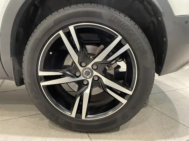 ボルボ ＸＣ４０ T5 AWD Rデザイン 愛知県 2018(平30)年 2.8万km クリスタルホワイトP ハーマンカードンサウンド　/Ｌａｖａオレンジカラーフロアカーペット＆ドア内張り　/１９インチ５ダブルスポークAW/純正ナビ　/Ｂｌｕｅｔｏｏｔｈ　/３６０度カメラ　/フルセグTV/ACC/LKA/LDW/BSM/CTA/ハーフレザー/パワーシート　/シートヒーター　/ＥＴＣ/パワートランク/パドルシフト/LEDヘッドライト/プッシュスタート/ウィンカーミラー/アイドリングストップ