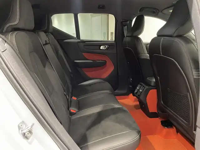 ボルボ ＸＣ４０ T5 AWD Rデザイン 愛知県 2018(平30)年 2.8万km クリスタルホワイトP ハーマンカードンサウンド　/Ｌａｖａオレンジカラーフロアカーペット＆ドア内張り　/１９インチ５ダブルスポークAW/純正ナビ　/Ｂｌｕｅｔｏｏｔｈ　/３６０度カメラ　/フルセグTV/ACC/LKA/LDW/BSM/CTA/ハーフレザー/パワーシート　/シートヒーター　/ＥＴＣ/パワートランク/パドルシフト/LEDヘッドライト/プッシュスタート/ウィンカーミラー/アイドリングストップ