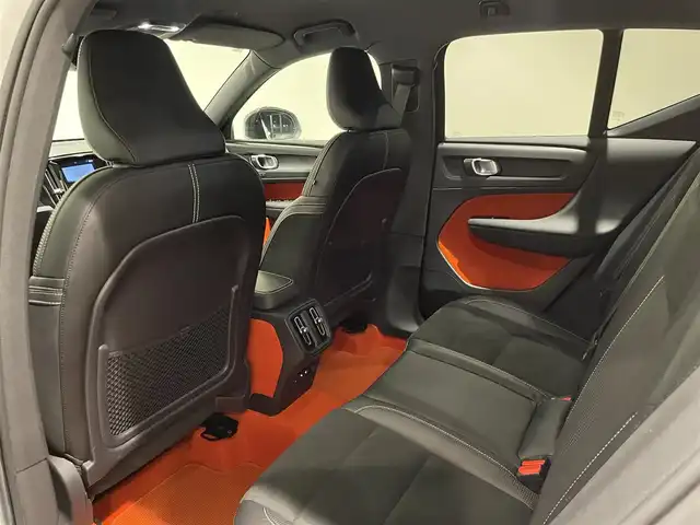 ボルボ ＸＣ４０ T5 AWD Rデザイン 愛知県 2018(平30)年 2.8万km クリスタルホワイトP ハーマンカードンサウンド　/Ｌａｖａオレンジカラーフロアカーペット＆ドア内張り　/１９インチ５ダブルスポークAW/純正ナビ　/Ｂｌｕｅｔｏｏｔｈ　/３６０度カメラ　/フルセグTV/ACC/LKA/LDW/BSM/CTA/ハーフレザー/パワーシート　/シートヒーター　/ＥＴＣ/パワートランク/パドルシフト/LEDヘッドライト/プッシュスタート/ウィンカーミラー/アイドリングストップ