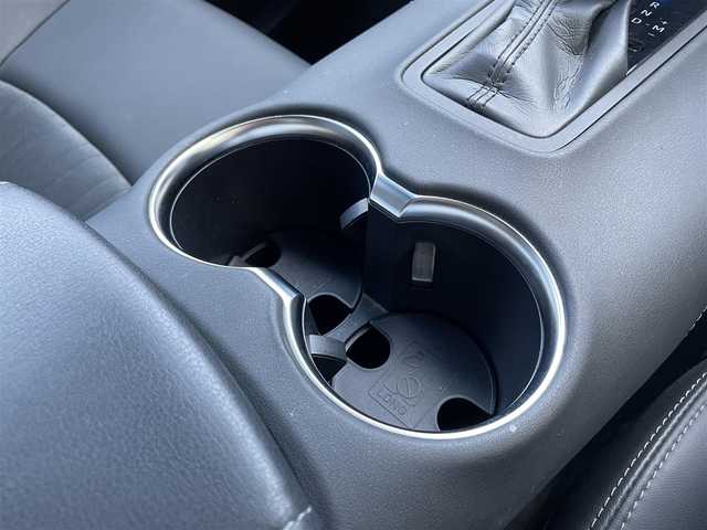 トヨタ ハリアー G 大阪府 2024(令6)年 1.3万km プラチナホワイトパールマイカ ワンオーナー/純正12.3インチナビ/BT/USB/フルセグTV/AppleCarPlay/AndroidAuto/バックカメラ/デジタルインナーミラー型ドラレコ/ハーフレザーシート/パワーシート/電動リアゲート/追従機能付きクルーズコントロール/レーンキープアシスト/前後コーナーセンサー/オートホールド/LEDヘッドライト/フロントフォグ/オートハイビーム/純正フロアマット/純正18インチAW/電格ミラー/スペアキー/ETC2.0