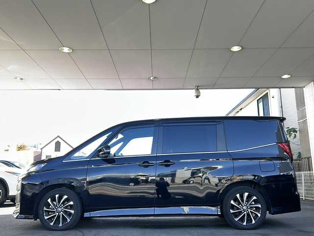 トヨタ ノア ハイブリッド S－Z 京都府 2023(令5)年 1.9万km アティチュードブラックマイカ 10.5インチディスプレイオーディオナビ/フルセグTV/Bluetooth/Ｍiracast/HDMI/14インチ有機ELフリップダウンモニター/バックカメラ/パワーバックドア/両側パワースライドドア/3眼LEDヘッドライト/レーダークルーズコントロール/レーンキープアシスト/ステアリングヒーター/ステアリングスイッチ/ハンズフリーデュアルパワースライドドア/PCS/PDA/PKSB/RSA/ビルトインETC2.0/オートライト/オートハイビーム/保証書/取説