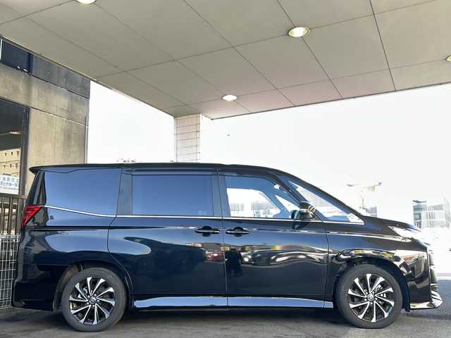 トヨタ ノア ハイブリッド S－Z 京都府 2023(令5)年 1.9万km アティチュードブラックマイカ 10.5インチディスプレイオーディオナビ/フルセグTV/Bluetooth/Ｍiracast/HDMI/14インチ有機ELフリップダウンモニター/バックカメラ/パワーバックドア/両側パワースライドドア/3眼LEDヘッドライト/レーダークルーズコントロール/レーンキープアシスト/ステアリングヒーター/ステアリングスイッチ/ハンズフリーデュアルパワースライドドア/PCS/PDA/PKSB/RSA/ビルトインETC2.0/オートライト/オートハイビーム/保証書/取説