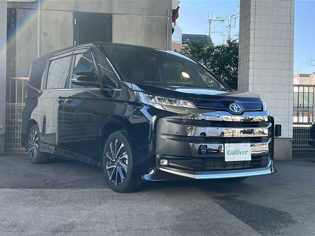 トヨタ ノア ハイブリッド S－Z 京都府 2023(令5)年 1.9万km アティチュードブラックマイカ 10.5インチディスプレイオーディオナビ/フルセグTV/Bluetooth/Ｍiracast/HDMI/14インチ有機ELフリップダウンモニター/バックカメラ/パワーバックドア/両側パワースライドドア/3眼LEDヘッドライト/レーダークルーズコントロール/レーンキープアシスト/ステアリングヒーター/ステアリングスイッチ/ハンズフリーデュアルパワースライドドア/PCS/PDA/PKSB/RSA/ビルトインETC2.0/オートライト/オートハイビーム/保証書/取説