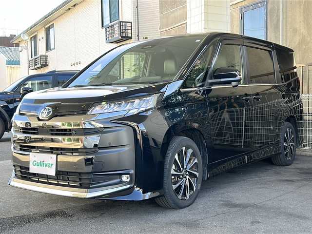 トヨタ ノア ハイブリッド S－Z 京都府 2023(令5)年 1.9万km アティチュードブラックマイカ 10.5インチディスプレイオーディオナビ/フルセグTV/Bluetooth/Ｍiracast/HDMI/14インチ有機ELフリップダウンモニター/バックカメラ/パワーバックドア/両側パワースライドドア/3眼LEDヘッドライト/レーダークルーズコントロール/レーンキープアシスト/ステアリングヒーター/ステアリングスイッチ/ハンズフリーデュアルパワースライドドア/PCS/PDA/PKSB/RSA/ビルトインETC2.0/オートライト/オートハイビーム/保証書/取説