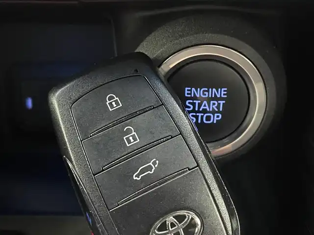 トヨタ ハリアー G 道央・札幌 2020(令2)年 3万km パール ・４WD/・純正メモリナビ/・BT/AUX/AｐｐleCarPlay/AndroidAuto/USB/・バックカメラ/・ビルトインETC/・デジタルインナーミラー/・ミラー一体型ドライブレコーダー/・衝突軽減ブレーキ/・横滑り防止装置/・アダプティブクルーズコントロール/・レーンキープアシスト/・ブラインドスポットモニター/・RCTA/・LEDヘッドライト/・フォグ/・オートマチックハイビーム/・純正18インチAW/・前後コーナーセンサー/・D席パワーシート/・純正フロアマット/・スペアキー/・取扱説明書