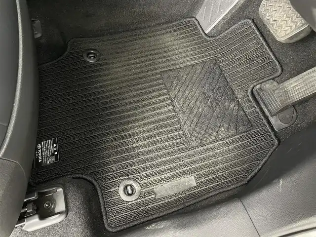 トヨタ ハリアー G 道央・札幌 2020(令2)年 3万km パール ・４WD/・純正メモリナビ/・BT/AUX/AｐｐleCarPlay/AndroidAuto/USB/・バックカメラ/・ビルトインETC/・デジタルインナーミラー/・ミラー一体型ドライブレコーダー/・衝突軽減ブレーキ/・横滑り防止装置/・アダプティブクルーズコントロール/・レーンキープアシスト/・ブラインドスポットモニター/・RCTA/・LEDヘッドライト/・フォグ/・オートマチックハイビーム/・純正18インチAW/・前後コーナーセンサー/・D席パワーシート/・純正フロアマット/・スペアキー/・取扱説明書