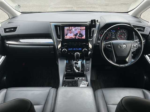 トヨタ アルファード S Cパッケージ 埼玉県 2021(令3)年 5.9万km ブラック 登録時58875km/Wサンルーフ/フリップダウンモニター/純正ディーラーオプションナビ/　AM/FM/CD/DVD/Bluetooth/フルセグ/Miracast/レザーシート/パワーシート（前席）/メモリーシート/シートヒーター/エアシート/クルーズコントロール/レーンキープアシスト/衝突軽減防止装置/横滑り防止機能/バックカメラ/両側パワースライドドア/LEDオートライト/オートハイビーム/フォグランプ/ブラインドスポットモニター/クリアランスソナー/パワーバックドア/デジタルインナーミラー/オットマン（N席、2列目）/ステアリングスイッチ/ステアリグヒーター/純正18インチアルミホイール/パーキングブレーキホールド/電動格納ミラー/ウィンカーミラー/ドアバイザー/プッシュスタート/スマートキー×2/取扱説明書/ナビ取扱説明書