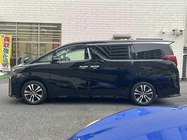 トヨタ アルファード S Cパッケージ 埼玉県 2021(令3)年 5.9万km ブラック 登録時58875km/Wサンルーフ/フリップダウンモニター/純正ディーラーオプションナビ/　AM/FM/CD/DVD/Bluetooth/フルセグ/Miracast/レザーシート/パワーシート（前席）/メモリーシート/シートヒーター/エアシート/クルーズコントロール/レーンキープアシスト/衝突軽減防止装置/横滑り防止機能/バックカメラ/両側パワースライドドア/LEDオートライト/オートハイビーム/フォグランプ/ブラインドスポットモニター/クリアランスソナー/パワーバックドア/デジタルインナーミラー/オットマン（N席、2列目）/ステアリングスイッチ/ステアリグヒーター/純正18インチアルミホイール/パーキングブレーキホールド/電動格納ミラー/ウィンカーミラー/ドアバイザー/プッシュスタート/スマートキー×2/取扱説明書/ナビ取扱説明書