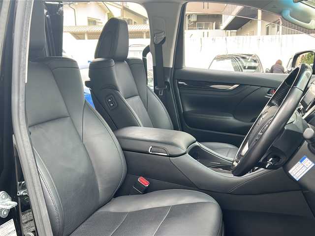 トヨタ アルファード S Cパッケージ 埼玉県 2021(令3)年 5.9万km ブラック 登録時58875km/Wサンルーフ/フリップダウンモニター/純正ディーラーオプションナビ/　AM/FM/CD/DVD/Bluetooth/フルセグ/Miracast/レザーシート/パワーシート（前席）/メモリーシート/シートヒーター/エアシート/クルーズコントロール/レーンキープアシスト/衝突軽減防止装置/横滑り防止機能/バックカメラ/両側パワースライドドア/LEDオートライト/オートハイビーム/フォグランプ/ブラインドスポットモニター/クリアランスソナー/パワーバックドア/デジタルインナーミラー/オットマン（N席、2列目）/ステアリングスイッチ/ステアリグヒーター/純正18インチアルミホイール/パーキングブレーキホールド/電動格納ミラー/ウィンカーミラー/ドアバイザー/プッシュスタート/スマートキー×2/取扱説明書/ナビ取扱説明書