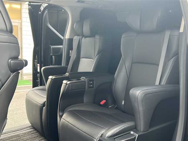 トヨタ アルファード S Cパッケージ 埼玉県 2021(令3)年 5.9万km ブラック 登録時58875km/Wサンルーフ/フリップダウンモニター/純正ディーラーオプションナビ/　AM/FM/CD/DVD/Bluetooth/フルセグ/Miracast/レザーシート/パワーシート（前席）/メモリーシート/シートヒーター/エアシート/クルーズコントロール/レーンキープアシスト/衝突軽減防止装置/横滑り防止機能/バックカメラ/両側パワースライドドア/LEDオートライト/オートハイビーム/フォグランプ/ブラインドスポットモニター/クリアランスソナー/パワーバックドア/デジタルインナーミラー/オットマン（N席、2列目）/ステアリングスイッチ/ステアリグヒーター/純正18インチアルミホイール/パーキングブレーキホールド/電動格納ミラー/ウィンカーミラー/ドアバイザー/プッシュスタート/スマートキー×2/取扱説明書/ナビ取扱説明書