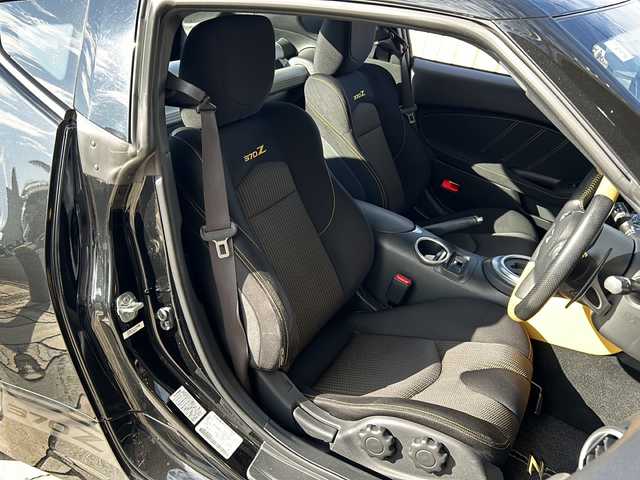 日産 フェアレディ Ｚ ヘリテージエディション 静岡県 2018(平30)年 5.4万km ダイヤモンドブラック 純正ナビ/・TV/・AUX/・CD/DVD/・FM/AM/・Bluetooth/主要装備/・バックカメラ/・ＥＴＣ/・１９インチＮＳＩＭＯアルミ/・ＦＵＪＩＴＳＵＢＯマフラー/・専用イエローステッチシート/・パドルシフト/・ＨＩＤヘッドライト/・サイドカーテンエアバッグ/・ステアリングリモコン/・横滑り防止装置