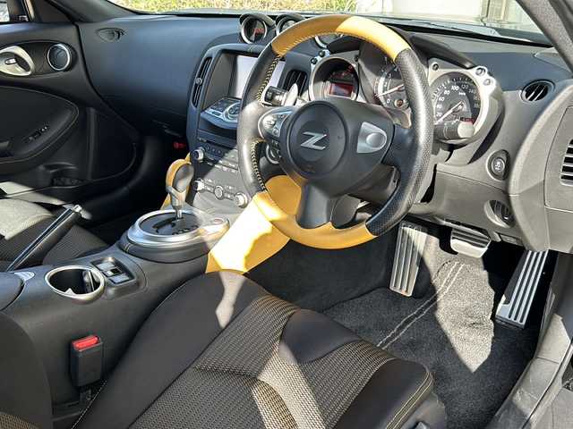 日産 フェアレディ Ｚ ヘリテージエディション 静岡県 2018(平30)年 5.4万km ダイヤモンドブラック 純正ナビ/・TV/・AUX/・CD/DVD/・FM/AM/・Bluetooth/主要装備/・バックカメラ/・ＥＴＣ/・１９インチＮＳＩＭＯアルミ/・ＦＵＪＩＴＳＵＢＯマフラー/・専用イエローステッチシート/・パドルシフト/・ＨＩＤヘッドライト/・サイドカーテンエアバッグ/・ステアリングリモコン/・横滑り防止装置