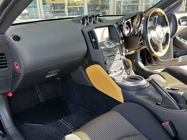 日産 フェアレディ Ｚ ヘリテージエディション 静岡県 2018(平30)年 5.4万km ダイヤモンドブラック 純正ナビ/・TV/・AUX/・CD/DVD/・FM/AM/・Bluetooth/主要装備/・バックカメラ/・ＥＴＣ/・１９インチＮＳＩＭＯアルミ/・ＦＵＪＩＴＳＵＢＯマフラー/・専用イエローステッチシート/・パドルシフト/・ＨＩＤヘッドライト/・サイドカーテンエアバッグ/・ステアリングリモコン/・横滑り防止装置