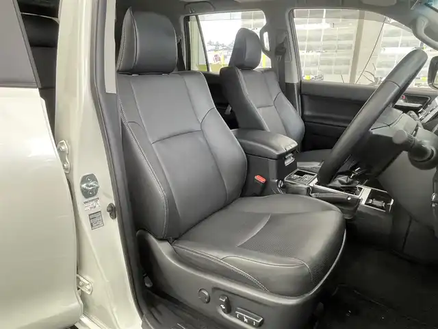 トヨタ ランドクルーザー プラド TX Lパッケージ マットブラED 宮城県 2024(令6)年 0.8万km ホワイトパールクリスタルシャイン 純正メモリーナビ/（ＡＭ／ＦＭ／Ｂｌｕｅｔｏｏｔｈ）　/黒革レザーシート　/サンルーフ　/ルーフレール/プリクラッシュセーフティー　/ブラインドスポットモニター　/全方位カメラ　/バックカメラ/レーンキープアシスト　/コーナーセンサー/横滑り防止装置/フロントワイパーデアイサー/ヘッドライトウォッシャー/オートライト/オートマチックハイビーム/ベンチレーション/前席シートヒーター/スマートキー/プッシュスタート/ETC2.0