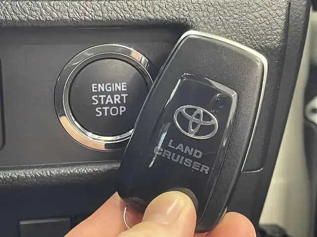 トヨタ ランドクルーザー プラド TX Lパッケージ マットブラED 宮城県 2024(令6)年 0.8万km ホワイトパールクリスタルシャイン 純正メモリーナビ/（ＡＭ／ＦＭ／Ｂｌｕｅｔｏｏｔｈ）　/黒革レザーシート　/サンルーフ　/ルーフレール/プリクラッシュセーフティー　/ブラインドスポットモニター　/全方位カメラ　/バックカメラ/レーンキープアシスト　/コーナーセンサー/横滑り防止装置/フロントワイパーデアイサー/ヘッドライトウォッシャー/オートライト/オートマチックハイビーム/ベンチレーション/前席シートヒーター/スマートキー/プッシュスタート/ETC2.0