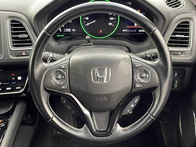 ホンダ ヴェゼル ハイブリッド Z ホンダセンシング 大阪府 2016(平28)年 3.5万km ホワイトオーキッドパール 純正SDナビ/【BT/フルセグTV/HDMI/USB/AUX/ipod/DVD】/バックカメラ/ETC/ドライブレコーダー前後/衝突被害軽減システム/クルーズコントロール追従/レーンキープアシスト/先行車発進アラーム/オートライト/LEDライト/パドルシフト/BRAKEHOLD/ハーフレザーシート/シートヒーター/純正17インチAW/純正フロアマット/スマートキー