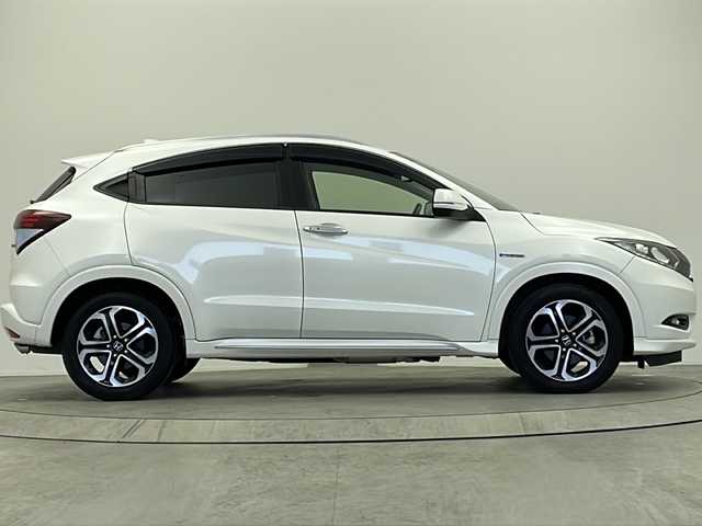 ホンダ ヴェゼル ハイブリッド Z ホンダセンシング 大阪府 2016(平28)年 3.5万km ホワイトオーキッドパール 純正SDナビ/【BT/フルセグTV/HDMI/USB/AUX/ipod/DVD】/バックカメラ/ETC/ドライブレコーダー前後/衝突被害軽減システム/クルーズコントロール追従/レーンキープアシスト/先行車発進アラーム/オートライト/LEDライト/パドルシフト/BRAKEHOLD/ハーフレザーシート/シートヒーター/純正17インチAW/純正フロアマット/スマートキー