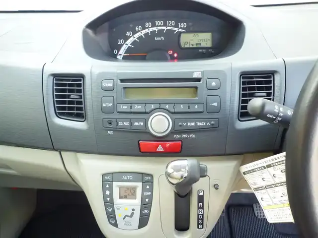 ダイハツ ムーヴ X 和歌山県 2012(平24)年 4.9万km パールホワイトⅢ /走行距離：48956km（登録時）/純正CDデッキ/　AUX/AM/FM/ドアバイザー/純正フロアマット/アイドリングストップ/ヘッドライトレベライザー/電動格納ミラー/プッシュスタート/スペアキーX1/取扱説明書/保証書
