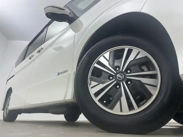 日産 セレナ e－パワー ハイウェイスター V 岡山県 2019(令1)年 6万km ブリリアントホワイトパール プロパイロット/アラウンドビューモニター/ドライブレコーダー/純正９インチナビ/（Bluetooth、CD/DVD、フルセグTV、HDMI接続、USB接続）/純正１１インチフリップダウンモニター/エマージェンシーブレーキ/両側電動スライドドア/ブラインドスポットモニター/シートヒーター/ステアリングヒーター/ビルトインＥＴＣ/LEDヘッドライト（Auto)/LEDフォグランプ/オートハイビーム/ドライブレコーダー/パーキングアシスト/アイドリングストップ/Rサンシェイド/シートバックテーブル/ISOFIX/チルトステアリング/シートリフター