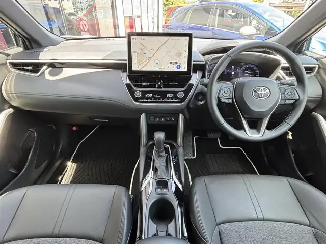 トヨタ カローラ クロス 宮城県 2025(令7)年 0.2万km マッシブグレー 登録時走行距離1896km/純正オーディオディスプレイ【ナビ付】/サンルーフ/シートヒーター【D席＋N席】/Pアシスト/追従式クルーズコントロール/パワーバックドア/革巻きステアリング/ビルトインETC/３６０°カメラ/室内灯LED