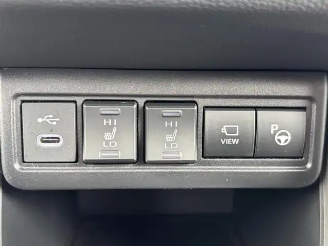 トヨタ カローラ クロス 宮城県 2025(令7)年 0.2万km マッシブグレー 登録時走行距離1896km/純正オーディオディスプレイ【ナビ付】/サンルーフ/シートヒーター【D席＋N席】/Pアシスト/追従式クルーズコントロール/パワーバックドア/革巻きステアリング/ビルトインETC/３６０°カメラ/室内灯LED