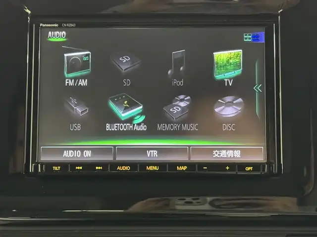 スズキ ワゴンＲ スマイル HYBRID X 三重県 2022(令4)年 1万km インディゴブルーメタリック/ホワイト2トーン マイルドハイブリッド/FF/インパネCVT/純正 8インチナビ CN-RZ843/（FM/AM/SD/iPod/TV/USB/Bluetooth/MEMORY MUSIC/CD/DVD/VTR）/バックカメラ/両側パワースライドドア/安全/・デュアルカメラブレーキサポート/・車線逸脱警報機能/・ふらつき警報/・リヤパーキングセンサー/・誤発進抑制機能/・後方誤発進抑制機能/・後退時ブレーキアシスト/装備/・シートヒーター（D）/・オートエアコン/・オートライト/・ハイビームアシスト/・プッシュスタート/・充電用USBジャック（type-A x2）/・ベンチシート/・2トーンボディカラー『インディゴブルーメタリック／ホワイト2トーン［EDS］』/・純正ホイールキャップ（14インチスチールホイール）/・保/取/・スマートキーx2/など
