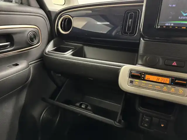 スズキ ワゴンＲ スマイル HYBRID X 三重県 2022(令4)年 1万km インディゴブルーメタリック/ホワイト2トーン マイルドハイブリッド/FF/インパネCVT/純正 8インチナビ CN-RZ843/（FM/AM/SD/iPod/TV/USB/Bluetooth/MEMORY MUSIC/CD/DVD/VTR）/バックカメラ/両側パワースライドドア/安全/・デュアルカメラブレーキサポート/・車線逸脱警報機能/・ふらつき警報/・リヤパーキングセンサー/・誤発進抑制機能/・後方誤発進抑制機能/・後退時ブレーキアシスト/装備/・シートヒーター（D）/・オートエアコン/・オートライト/・ハイビームアシスト/・プッシュスタート/・充電用USBジャック（type-A x2）/・ベンチシート/・2トーンボディカラー『インディゴブルーメタリック／ホワイト2トーン［EDS］』/・純正ホイールキャップ（14インチスチールホイール）/・保/取/・スマートキーx2/など