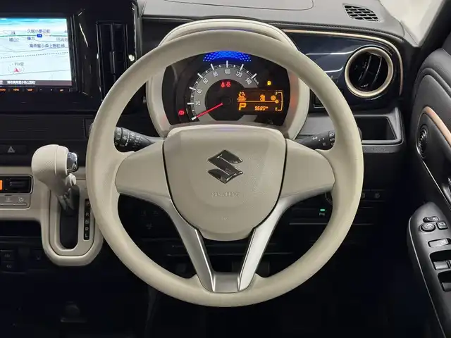 スズキ ワゴンＲ スマイル HYBRID X 三重県 2022(令4)年 1万km インディゴブルーメタリック/ホワイト2トーン マイルドハイブリッド/FF/インパネCVT/純正 8インチナビ CN-RZ843/（FM/AM/SD/iPod/TV/USB/Bluetooth/MEMORY MUSIC/CD/DVD/VTR）/バックカメラ/両側パワースライドドア/安全/・デュアルカメラブレーキサポート/・車線逸脱警報機能/・ふらつき警報/・リヤパーキングセンサー/・誤発進抑制機能/・後方誤発進抑制機能/・後退時ブレーキアシスト/装備/・シートヒーター（D）/・オートエアコン/・オートライト/・ハイビームアシスト/・プッシュスタート/・充電用USBジャック（type-A x2）/・ベンチシート/・2トーンボディカラー『インディゴブルーメタリック／ホワイト2トーン［EDS］』/・純正ホイールキャップ（14インチスチールホイール）/・保/取/・スマートキーx2/など