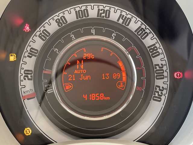 フィアット ５００ ツインエア ポップ 新潟県 2018(平30)年 4.2万km ボサノバホワイト 純正マルチインフォメーションディスプレイオーディオ(AM/FM/Apple Car Play/USB/AUX/Bluetooth)/ステアリングリモコン/リモコンキー/スペアキー/アイドリングストップ/アンチスリップレギュレーション/サイド/カーテンエアバッグ/リアフォグランプ/純正フロアマット