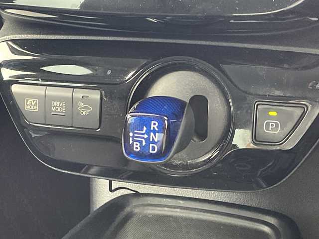 トヨタ プリウス Sツーリングセレクション 愛知県 2019(令1)年 8.9万km ブルーM 禁煙車/純正7インチナビ/（CD/DVD/AM/FM/フルセグTV/Bluetooth）/バックカメラ/トヨタセーフティセンス/・プリクラッシュセーフティ/・レーダークルーズコントロール/・レーンディパーチャーアラート/・オートマチックハイビーム/・誤発進抑制機能/・ふらつき警報/ETC/ドライブレコーダー/シートヒーター/LEDヘッドライト/スマートキー/プッシュスタート/フロアマット/17インチアルミホイール