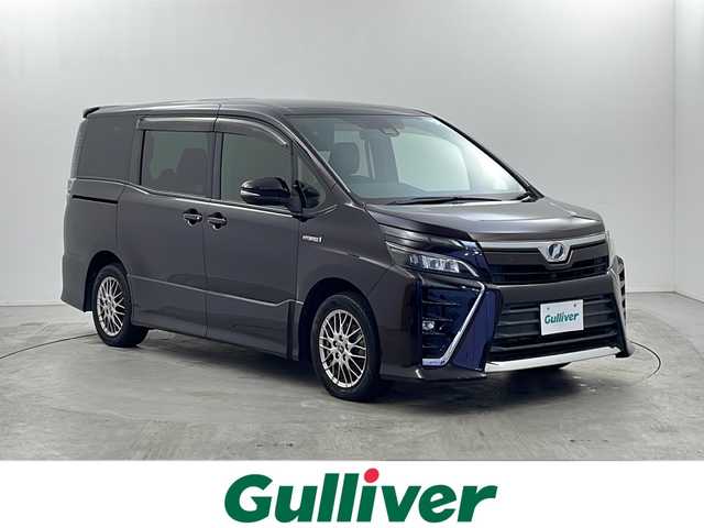 トヨタ ヴォクシー ハイブリッド ZS 栃木県 2017(平29)年 5.6万km ボルドーマイカメタリック 純正10インチナビ/・AM/FM/CD/DVD/SD/BT/フルセグTV/社外フリップダウンモニター/トヨタセーフティセンス/・衝突被害軽減ブレーキ/・レーンキープアシスト/・クルーズコントロール/・先行車発進告知/・オートハイビーム/バックカメラ/両側電動スライドドア/ビルトインETC/オートライト/LEDヘッドライト/フォグランプ/純正フロアマット/保証書/取扱説明書